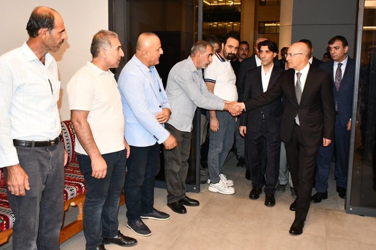Bakan Şimşek, spor salonu yangınında hayatını kaybeden yeğeninin taziyesine katıldı