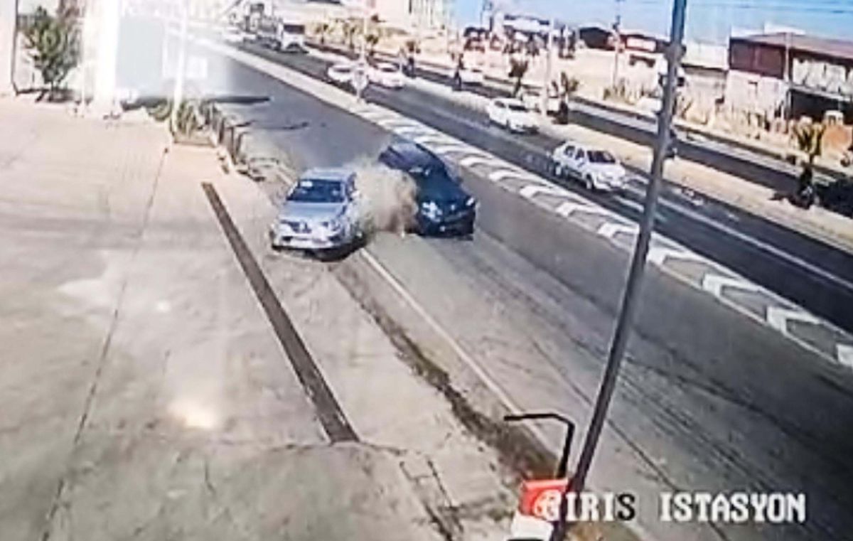Turgutlu'da Feci Kaza: Savrulan Otomobil Akaryakıt İstasyonunda TIR'a Çarptı