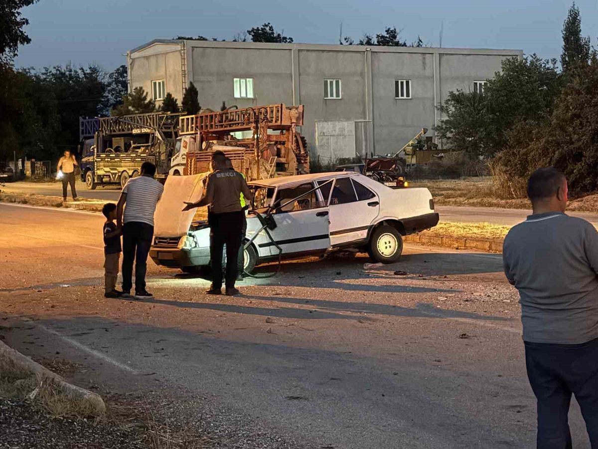 Şarkikaraağaç'ta Trafik Kazası: 4 Yaralı