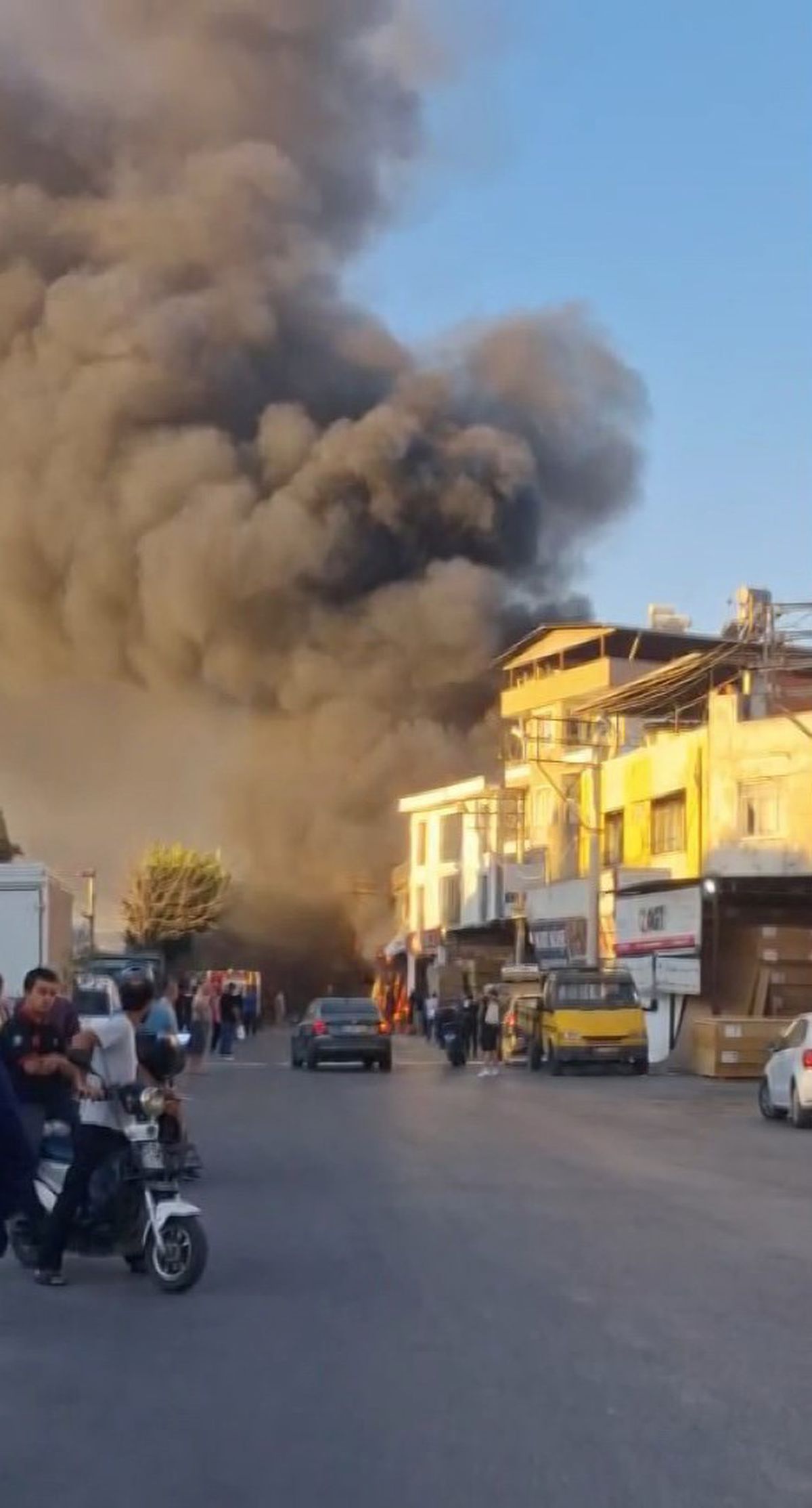 Buca'da Boya Atölyesinde Yangın Panik Yarattı