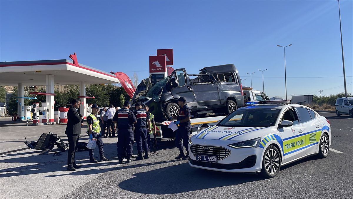 Kayseri'de Minibüs-Otobüs Çarpışması: 3 Yaralı