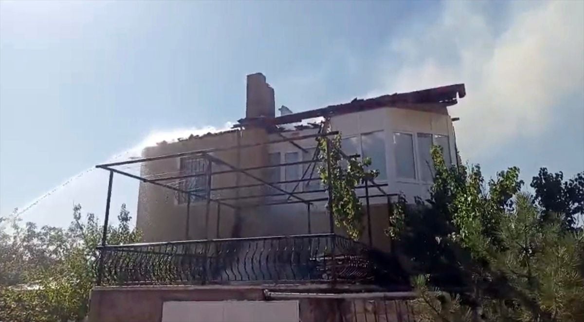 Kırıkkale'de Müstakil Evin Çatısında Yangın