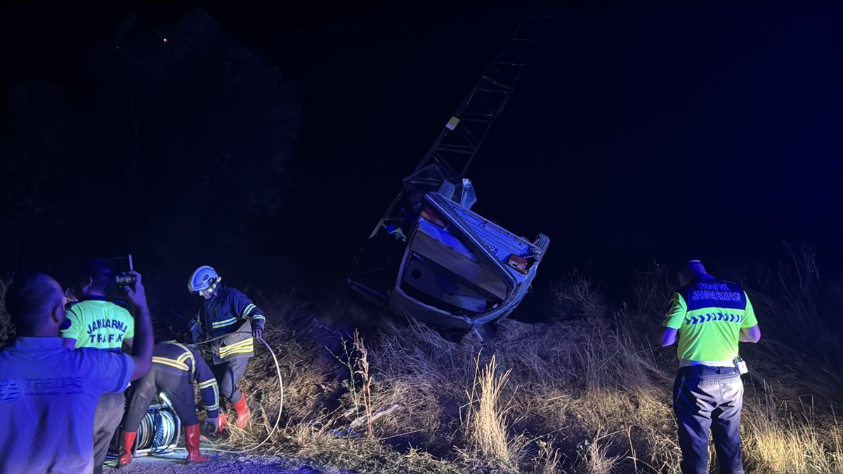 Kırklareli'nde Otomobil Elektrik Direğine Çarptı: Sürücü Yaralandı