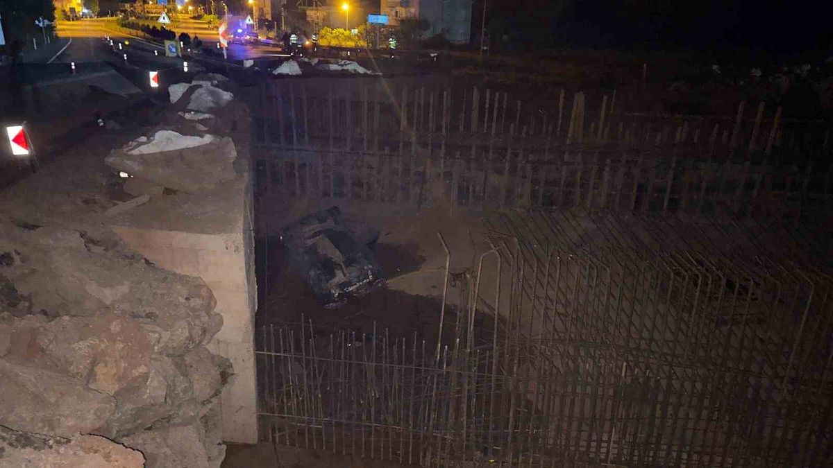 Bartın'da Otomobil İnşaat Çukuruna Uçtu