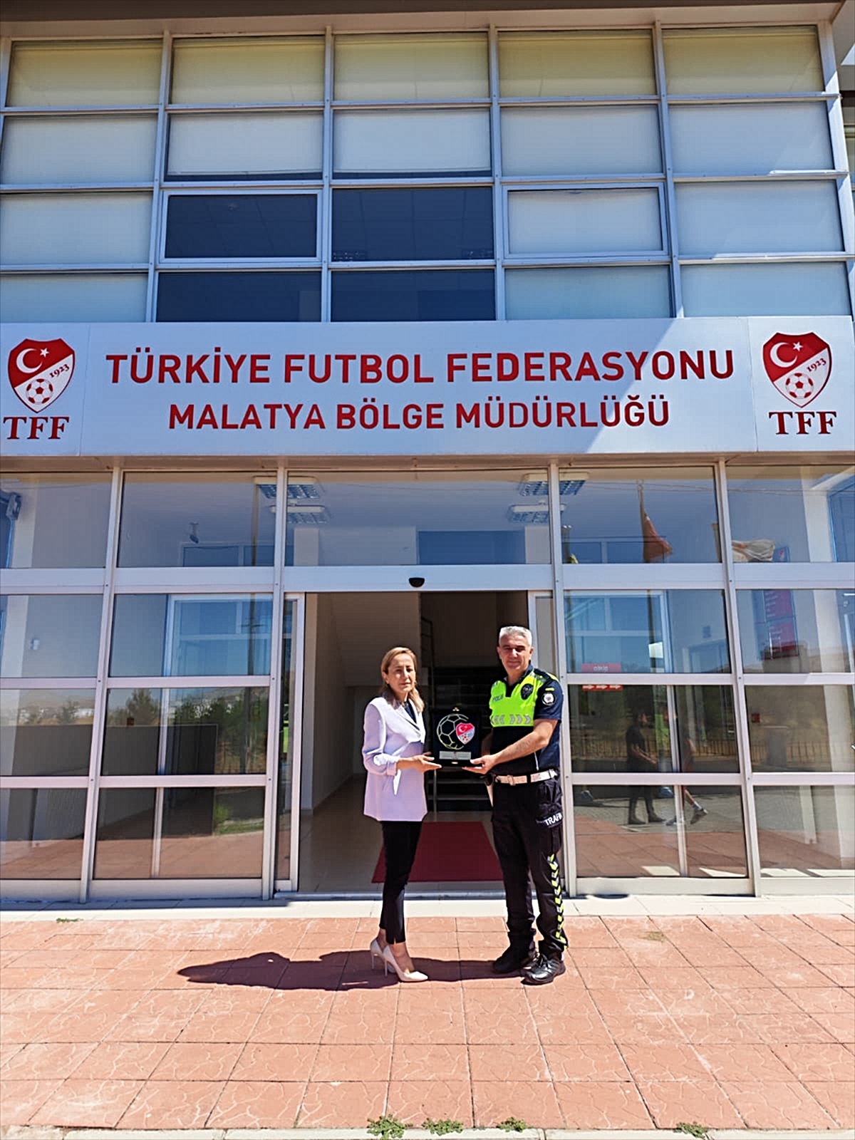 Malatya'da statta maç izleyen çocuğa çorabını veren polise Fair Play Ödülü