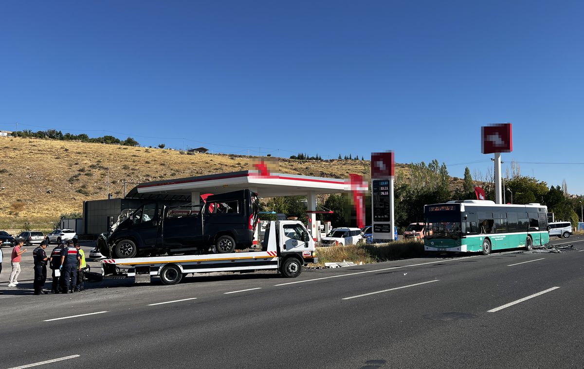 Niğde Yolunda Minibüs-Otobüs Çarpıştı: 3 Yaralı