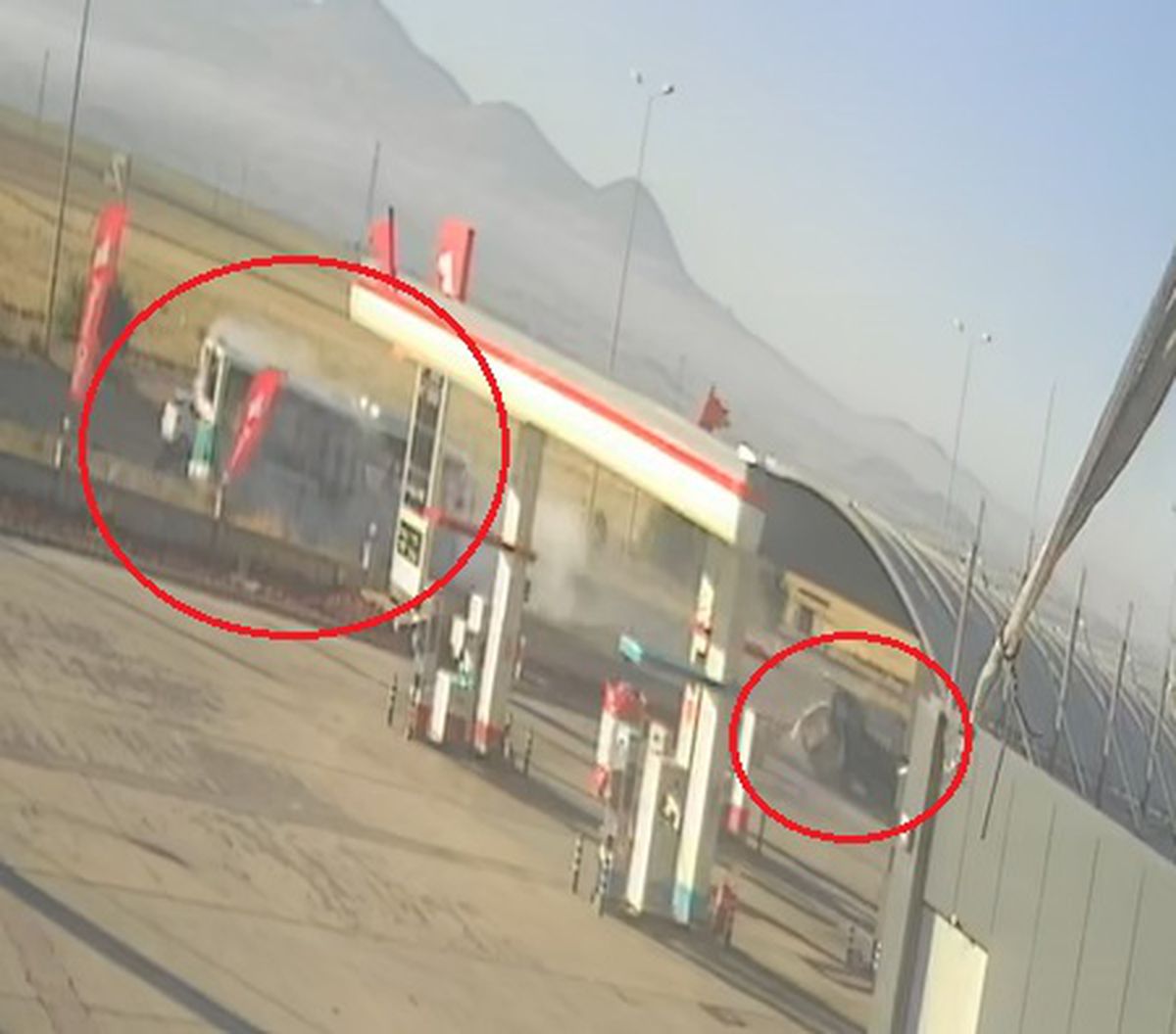 Kayseri'de Minibüs Halk Otobüsüne Çarptı: 3 Yaralı, Kaza Anı Kamerada