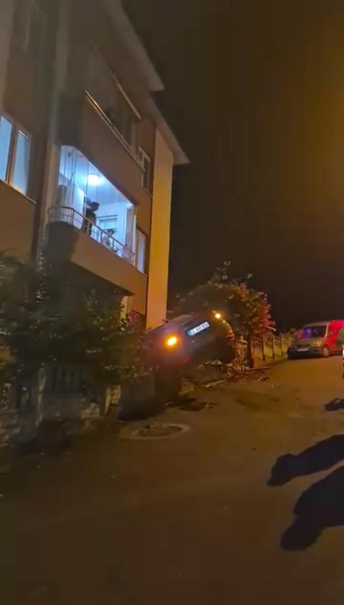 Ordu’da bahçe duvarında askıda kalan otomobilin sürücüsü kaçtı
