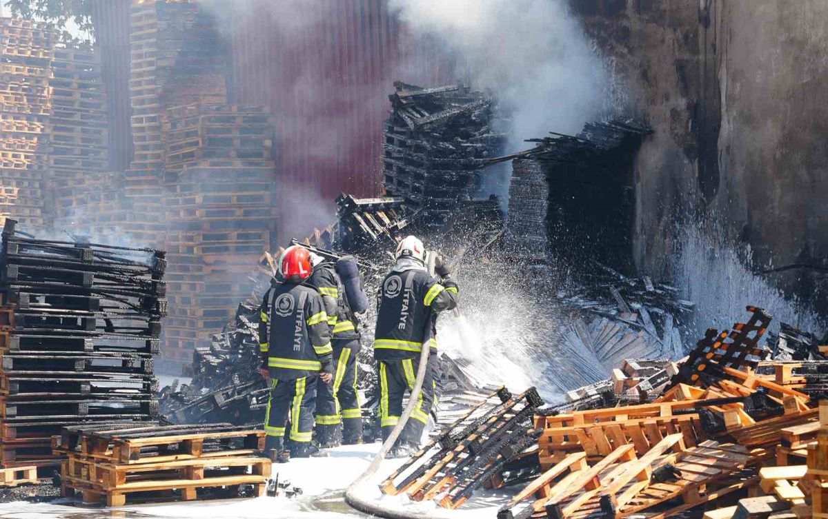 Denizli'de Palet Fabrikasında Yangın