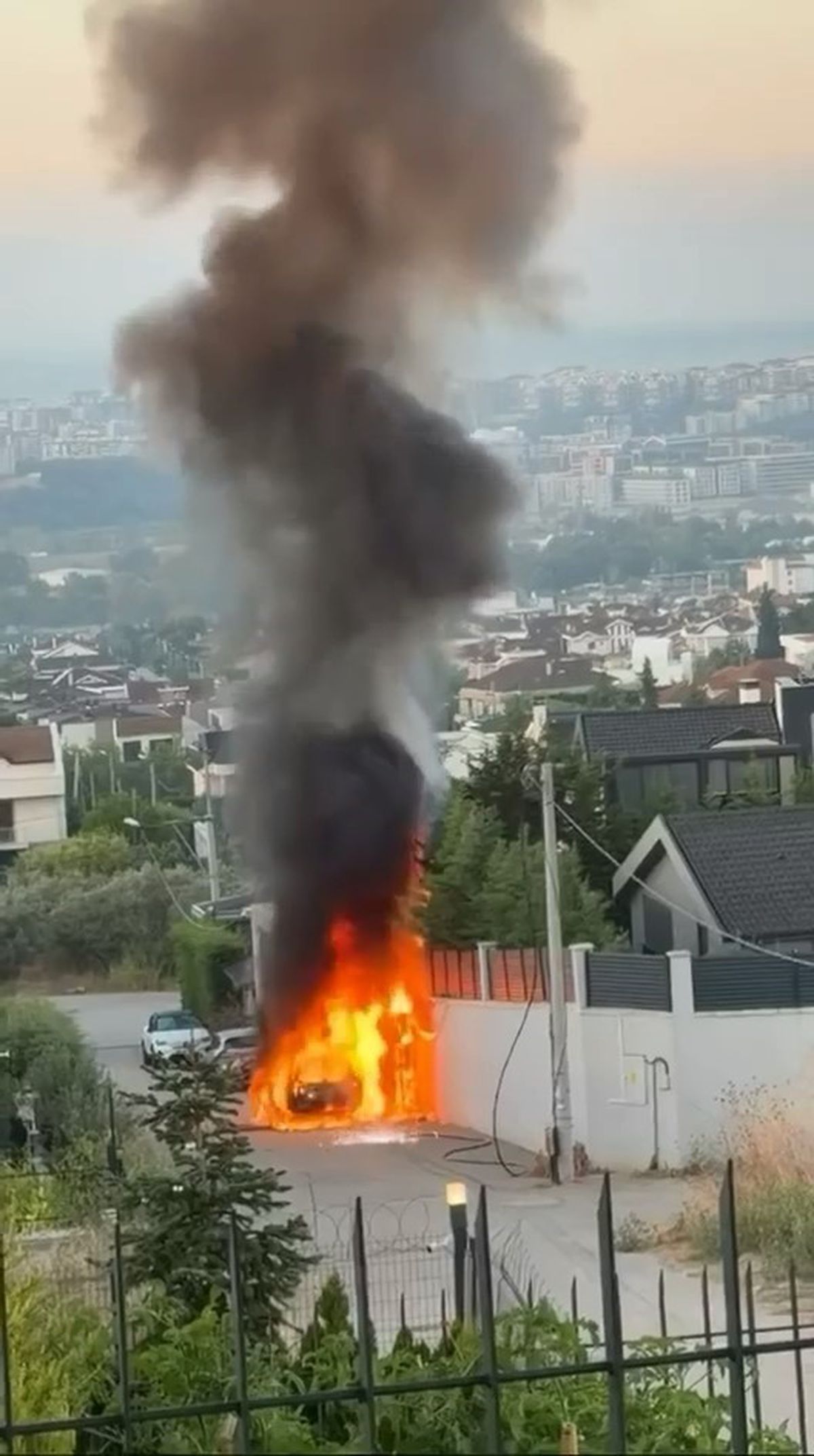Bursa'da Park Halindeki Araç Alev Aldı: Hurdaya Döndü