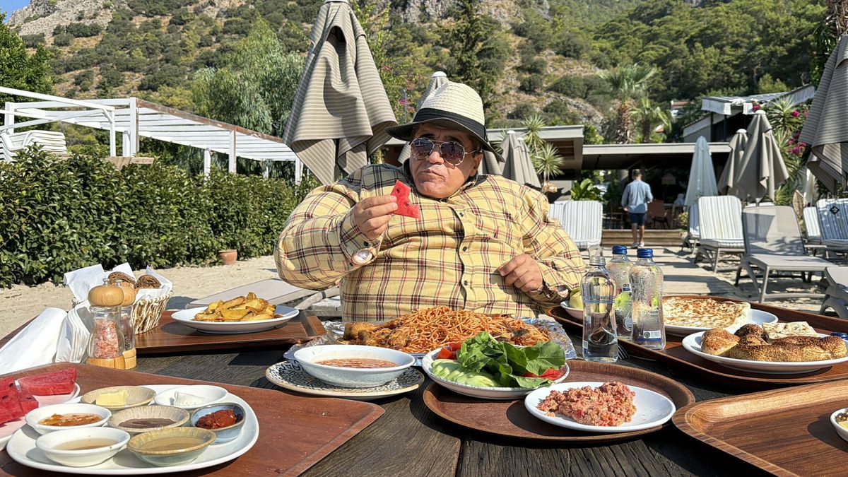 Şarkıcı Aydın Aydın, Ölüdeniz'de Şişme Kıyafetle İsrafa Dikkat Çekti