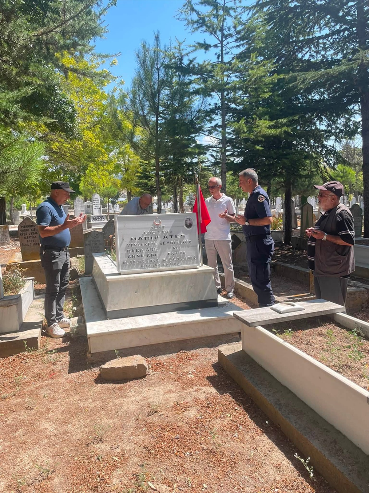 Jandarmadan Şehit Mezarlarına Bakım ve Dua