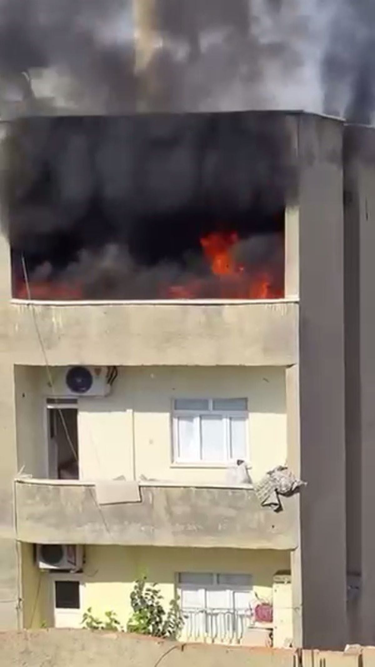 Silopi'de Dört Katlı Binada Yangın