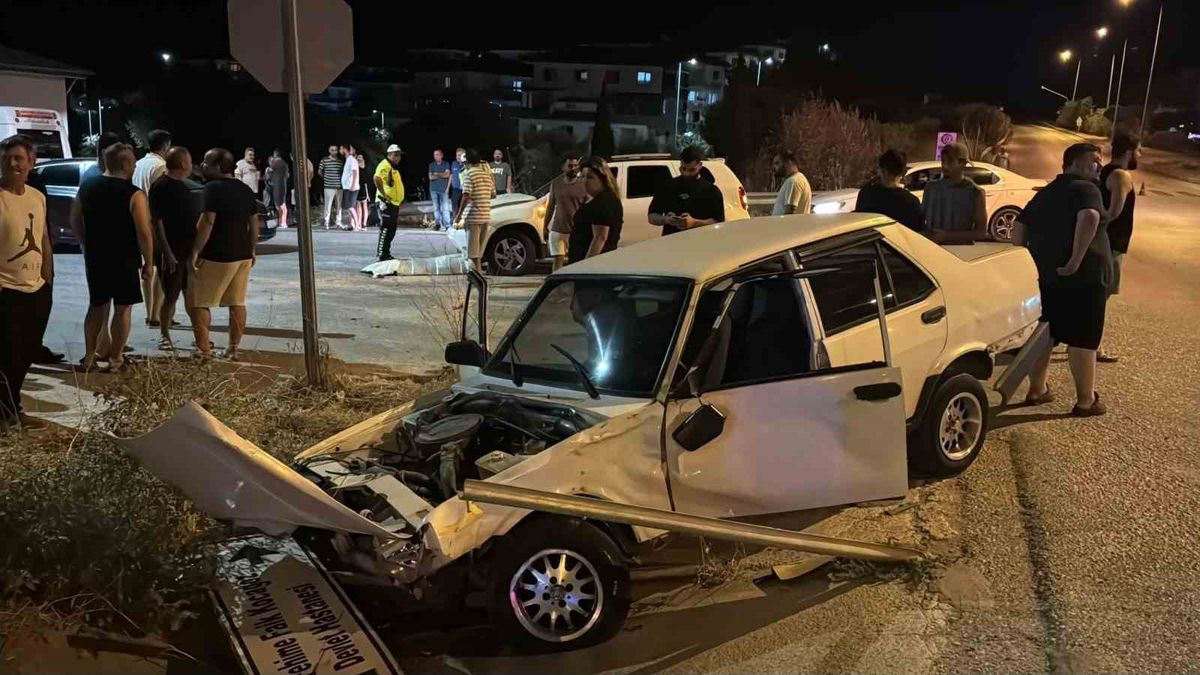 Söke'de Üç Araçlı Kazada 2 Kişi Yaralandı