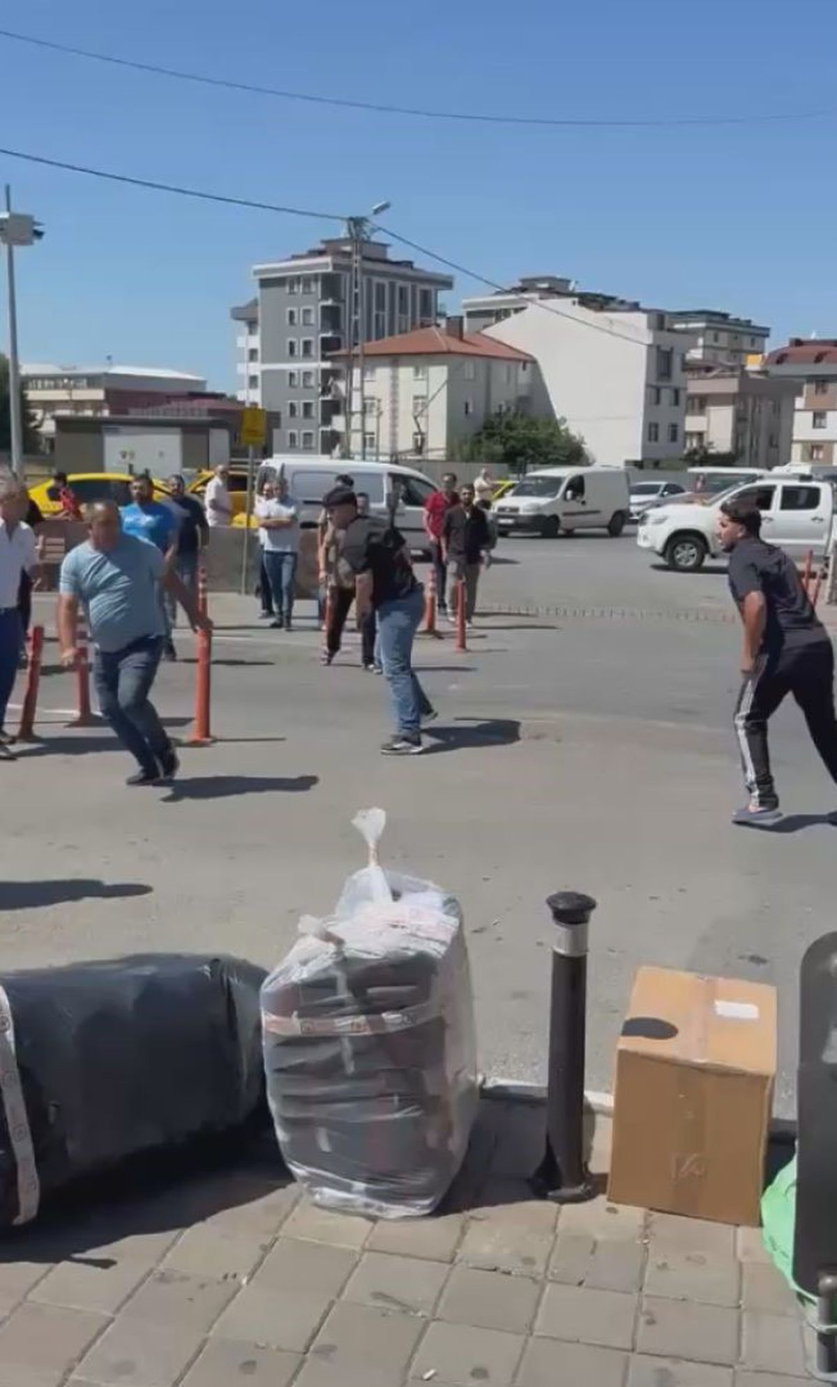 Korsan taksi kavgası kanlı bitti: 2 yaralı, 3 gözaltı