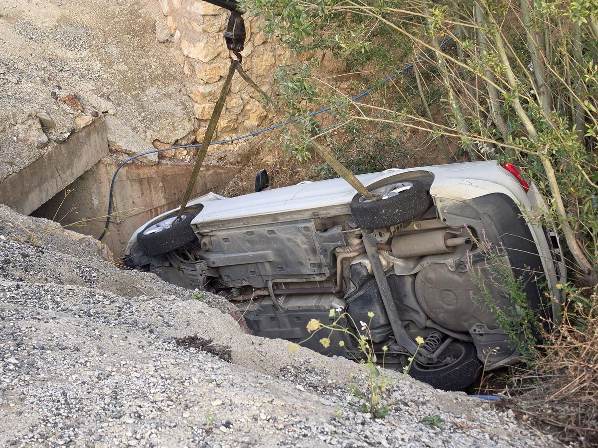 İspir'de Sürücüsü Rahatsızlanan Otomobil Menfeze Düştü: 3 Yaralı