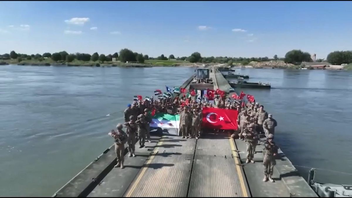 Türkiye'nin desteğiyle Suriye'de Fırat Nehri'ne yüzer köprü kuruldu