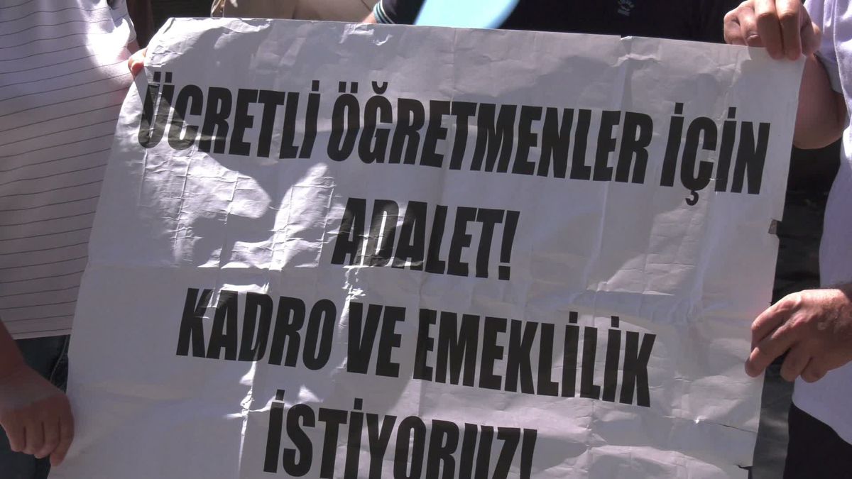 Ücretli Öğretmenlerden MEB Önünde Protesto: 'Bizi Yok Sayarak Eğitimi Düzeltemezsiniz'