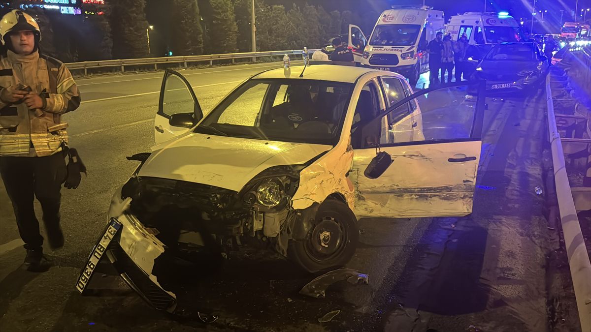 Ümraniye'de Zincirleme Kaza: 3 Yaralı