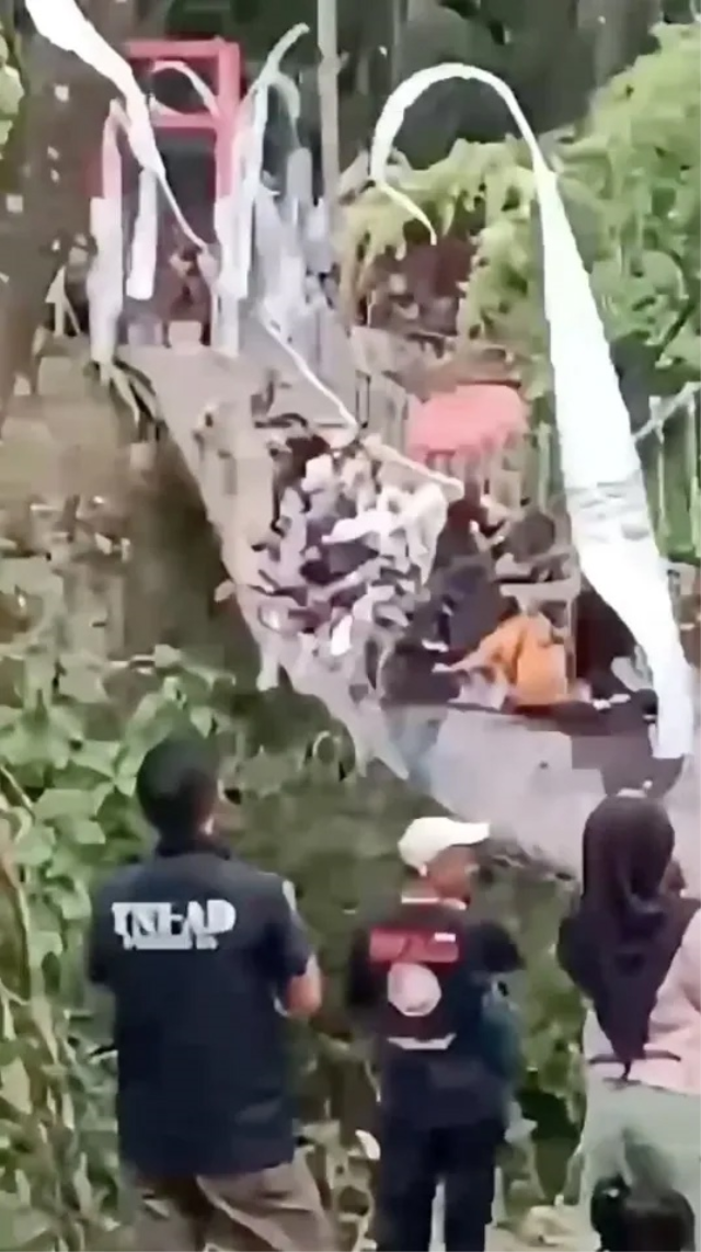 People who were on the bridge during the incident experienced panic