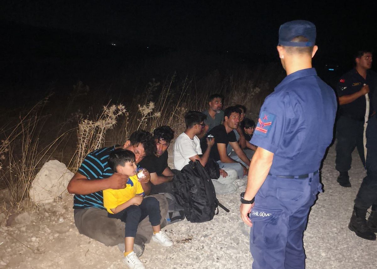Çeşme'de 18 Düzensiz Göçmen Kurtarıldı