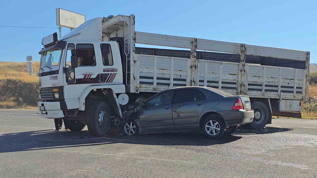 Yozgat'ta Kamyon-Otomobil Çarpışması: 1 Yaralı