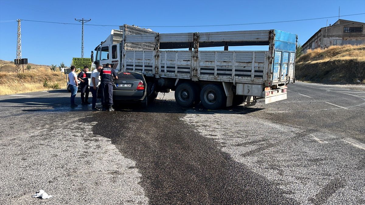 Yozgat'ta kamyon-otomobil çarpışması: 1 yaralı