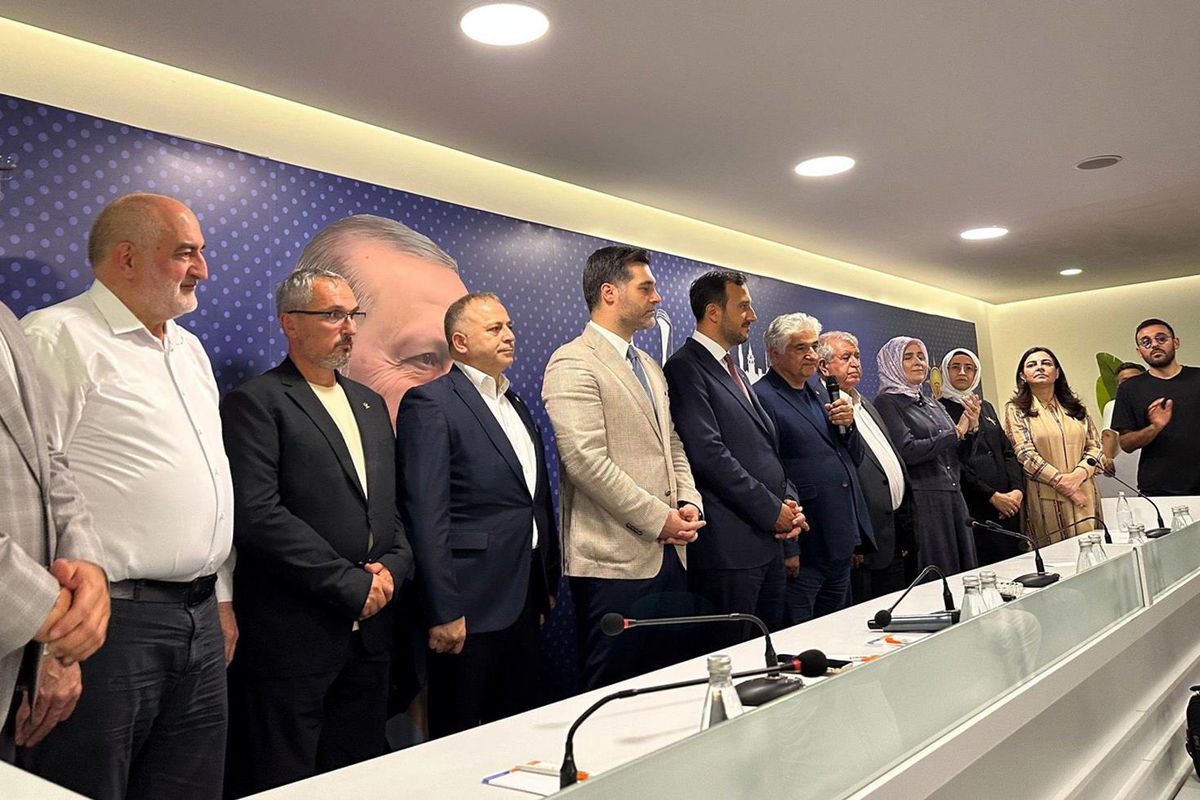 4 meclis üyesi CHP'den istifa etti! Üsküdar Belediyesi AK Parti'ye geçiyor
