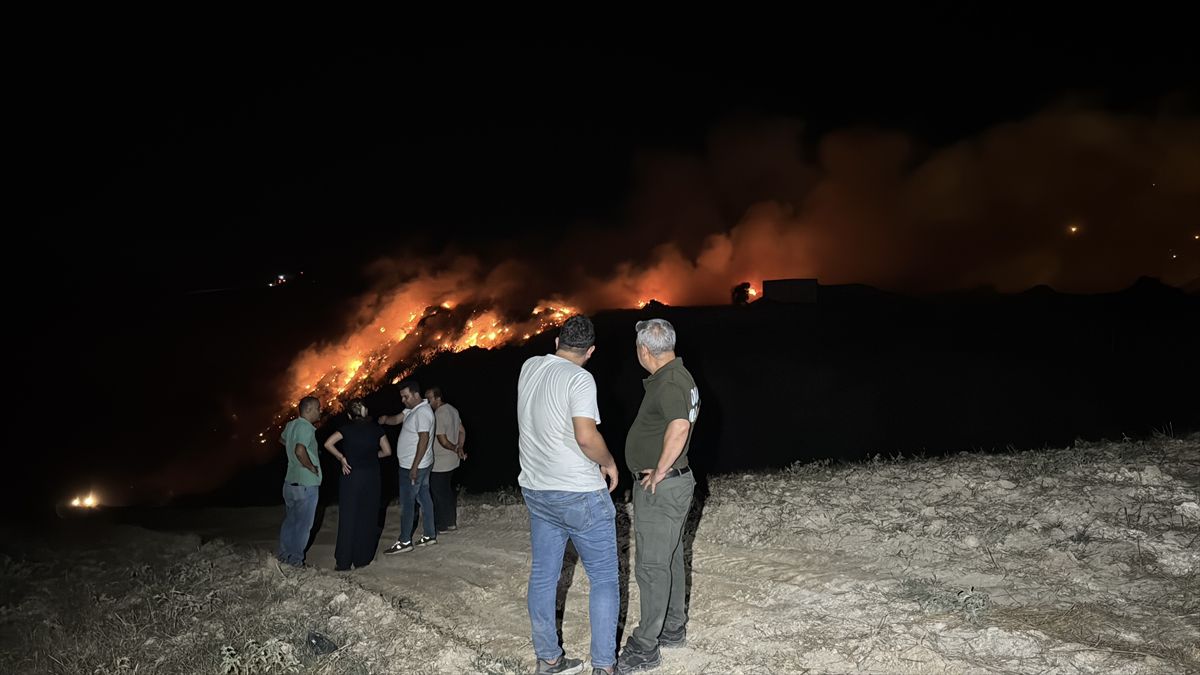 Adana'da çöp yangını ekiplerin müdahalesiyle söndürüldü