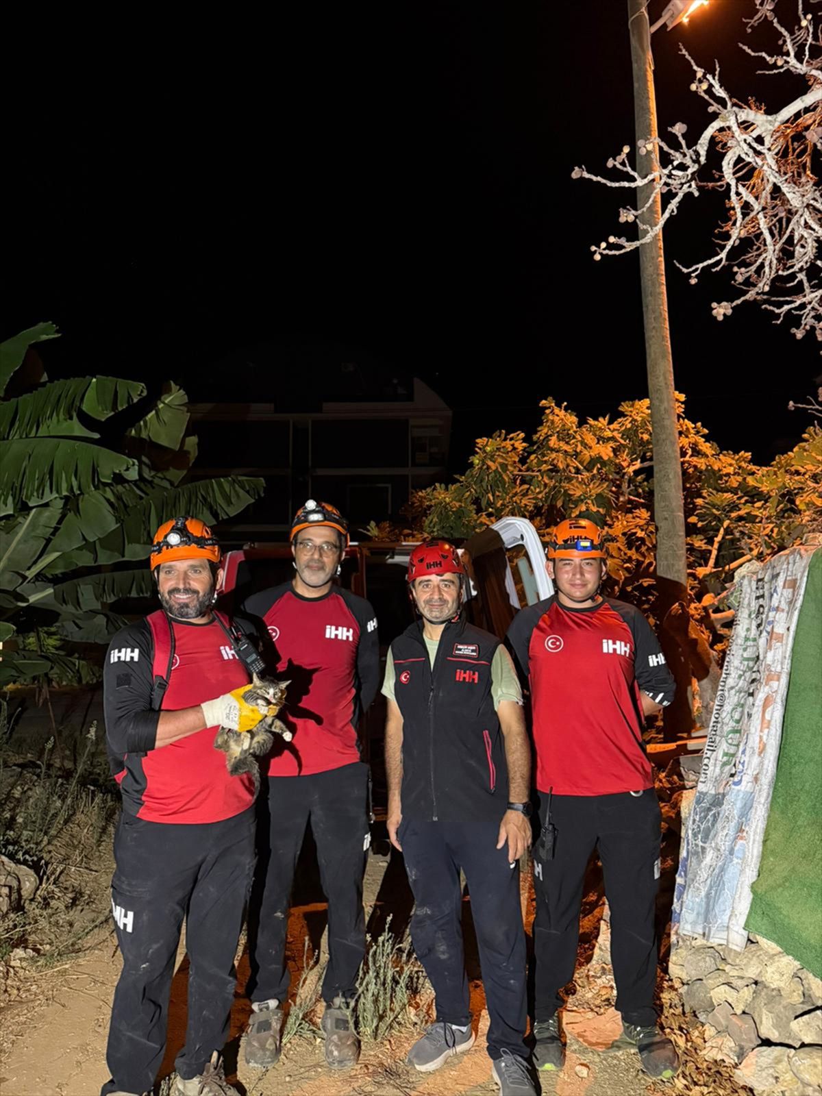 Alanya'da kuyuya düşen kedi kurtarıldı