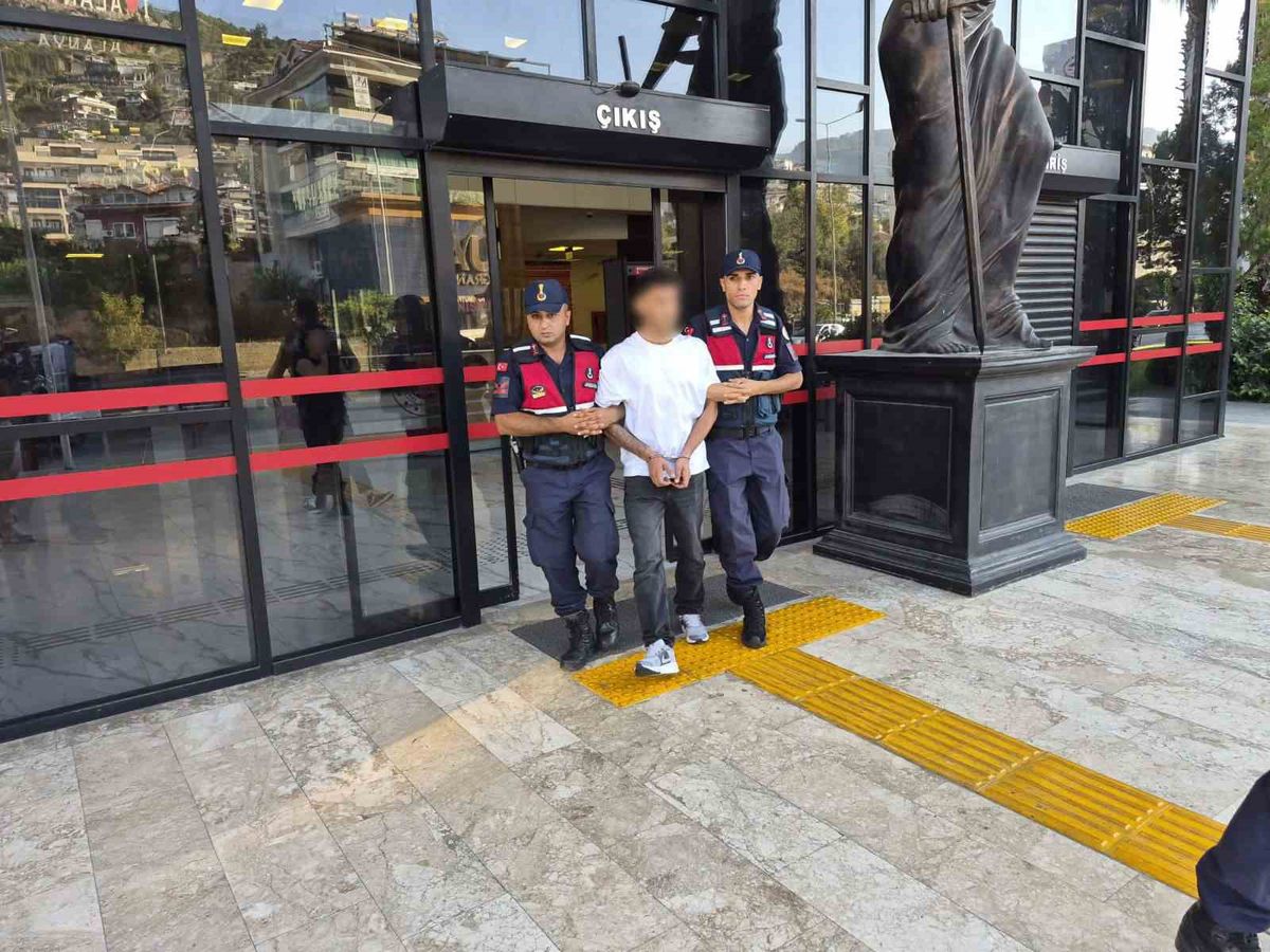 Alanya'da polise silah doğrultan 3 şüpheliden 1'i tutuklandı