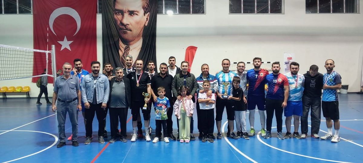 Aydıntepe'de Zafer Bayramı Voleybol Turnuvası'nda Şampiyon Yakutiye Gençlik