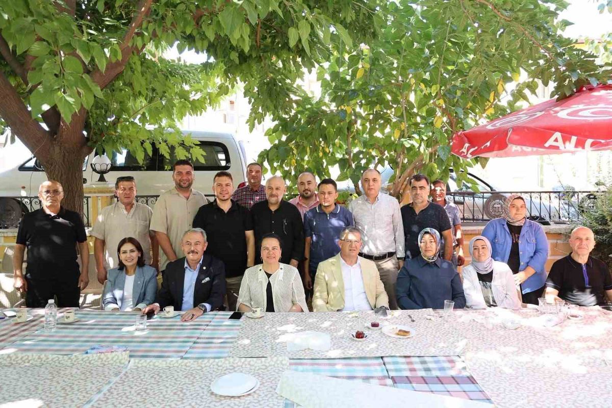 Buldan'da AK Parti'ye 15 Yeni Katılım, Üzüm Üreticisinin Sorunu Bakana İletildi