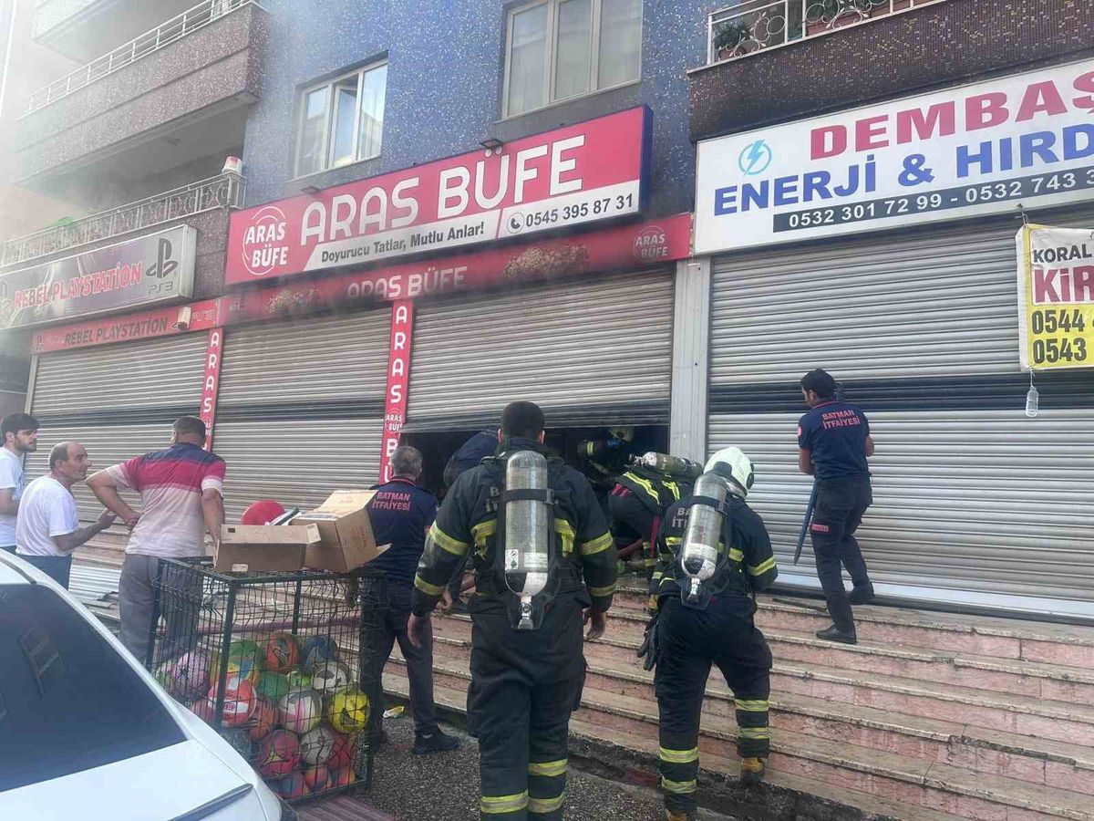 Batman'da Büfe Yangını Kontrol Altına Alındı