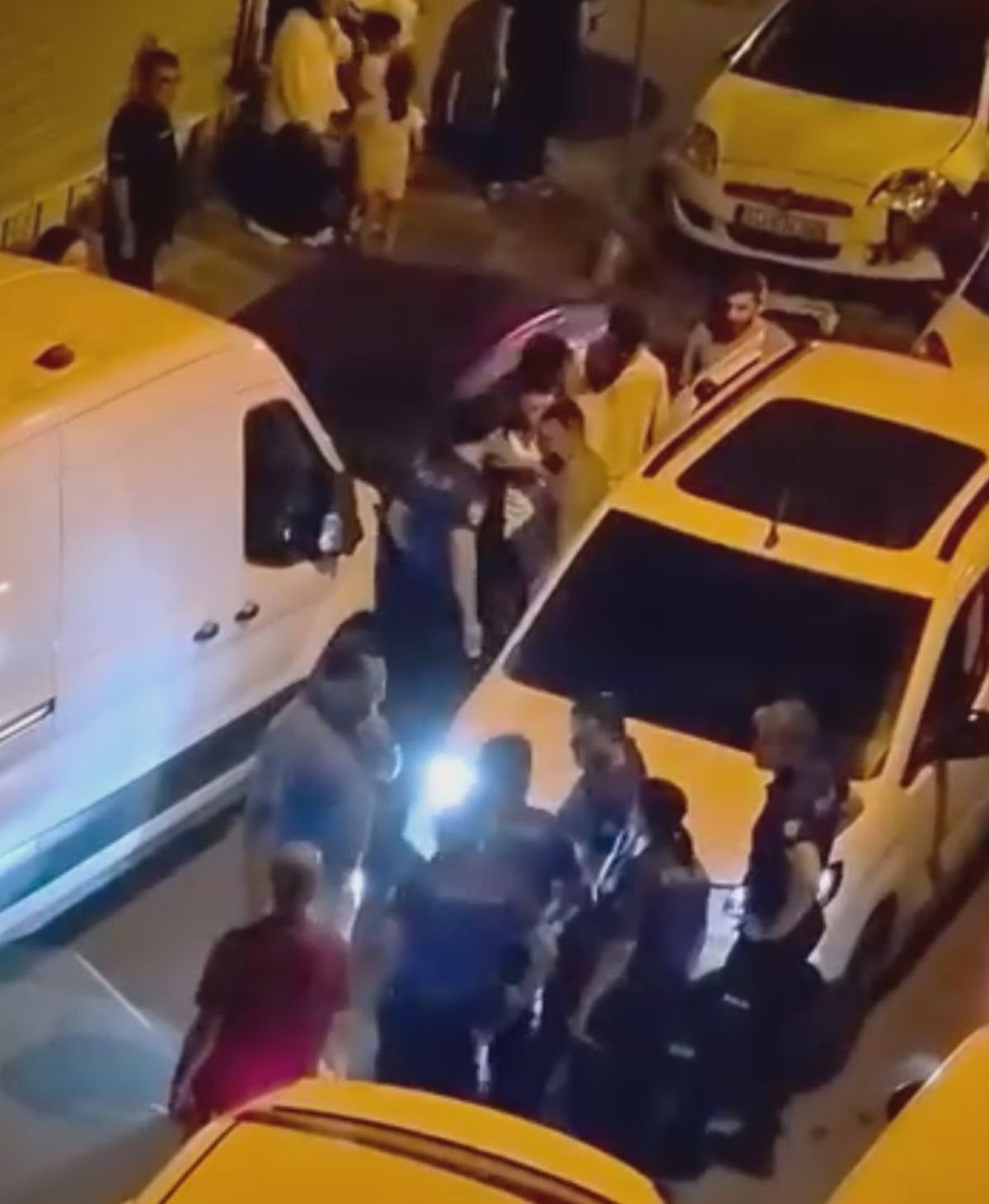 Bayrampaşa'da Polis Kovalaması: 'Dur' İhtarına Uymayan Sürücü Park Halindeki Araca Çarptı