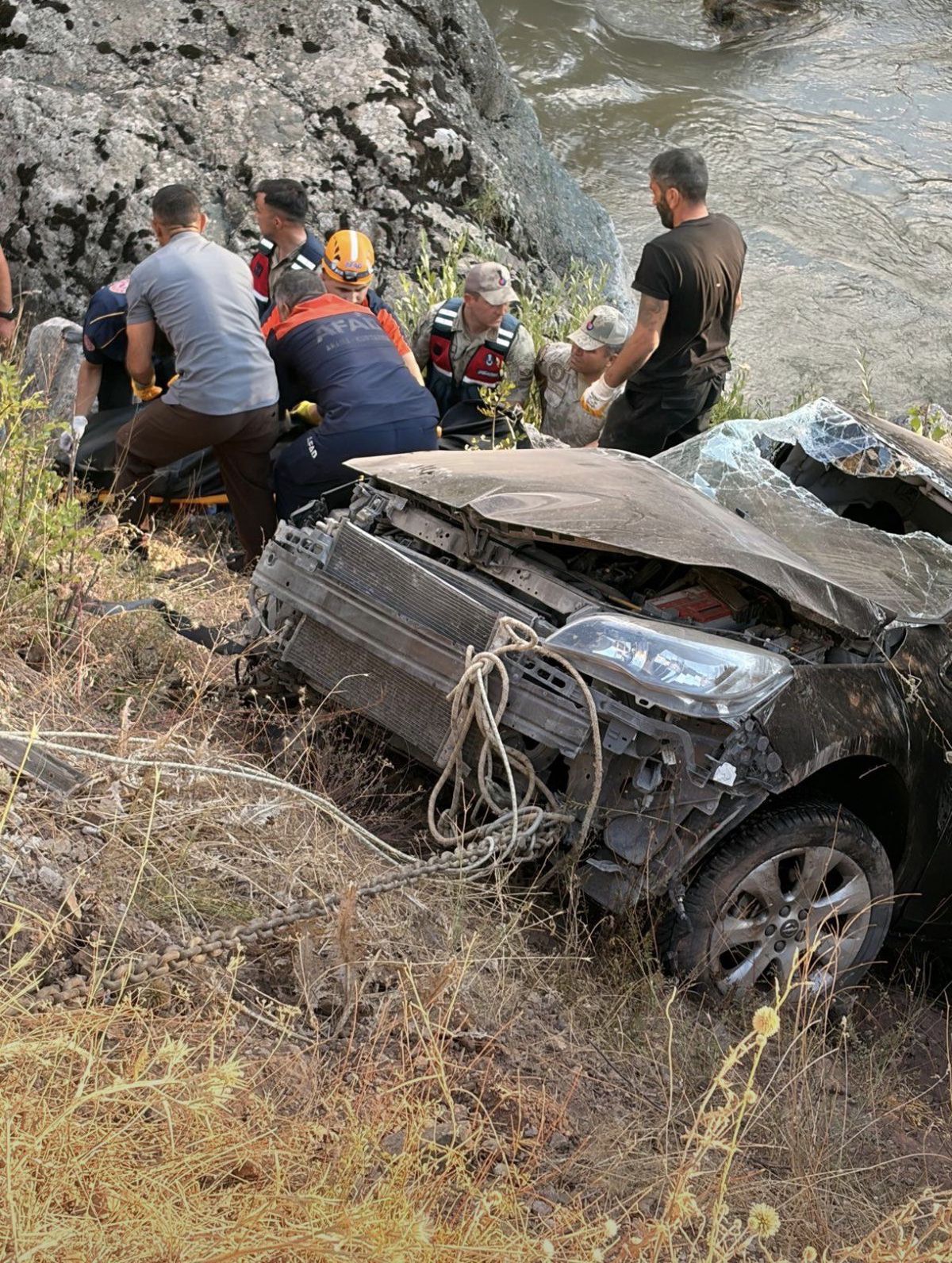 Bingöl'de dereye uçan araçta 1 ölü, 4 yaralı