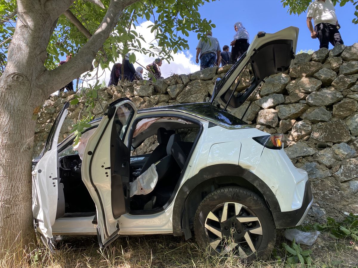 Hizan'da Otomobil Bahçeye Devrildi: 8 Yaralı