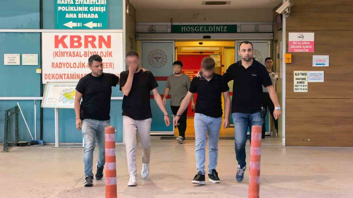 Yaşlı kadının 1,5 milyonluk altınını çalan polis maskeli dolandırıcılara banka görevlisi engeli