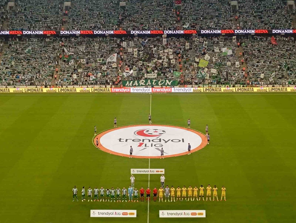 Bursaspor sahasında İstanbulspor'u 4-0 farklı geçti