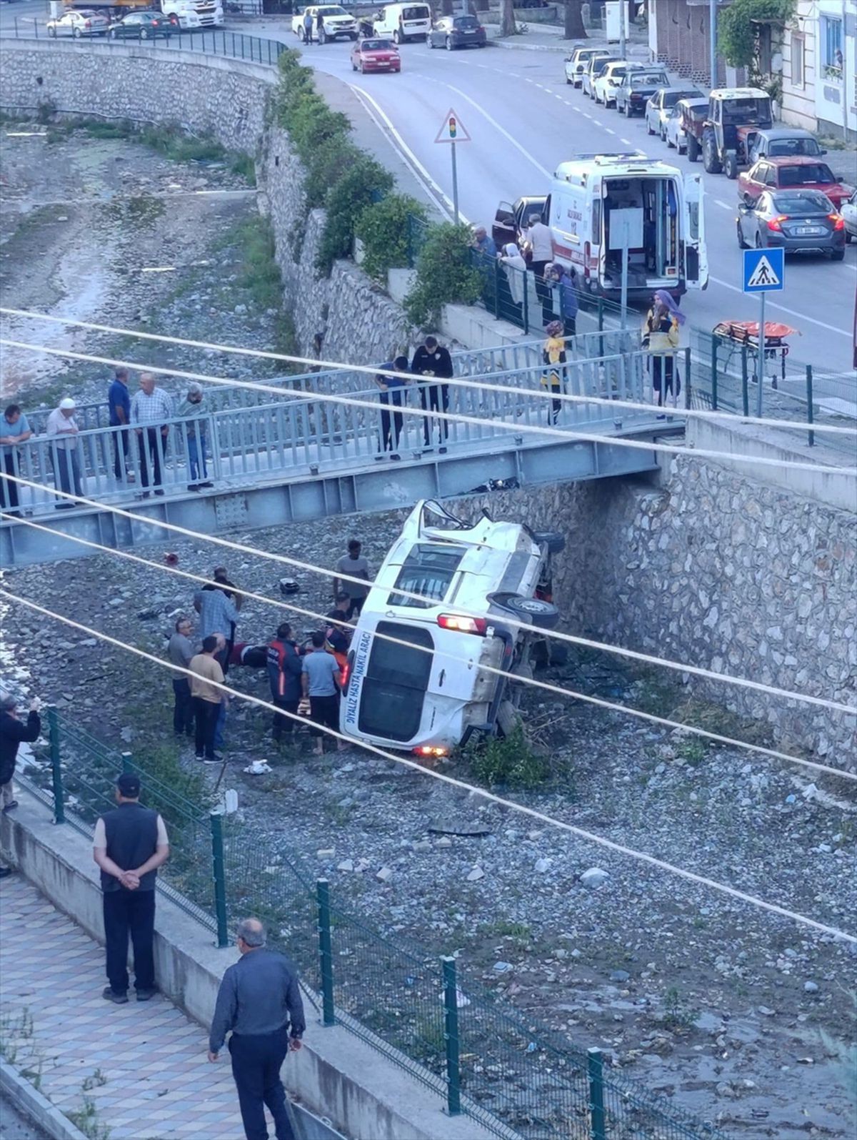 İskilip'te diyaliz hastası taşıyan araç devrildi: 5 yaralı