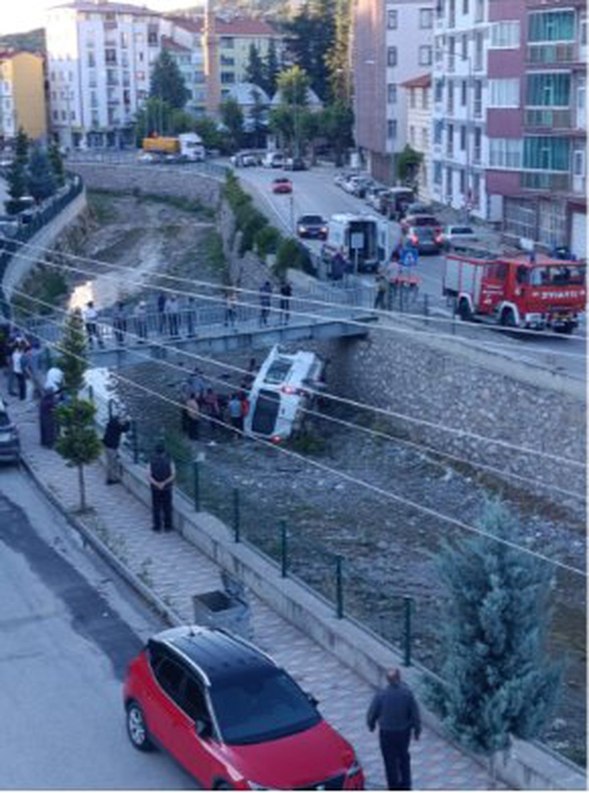 İskilip'te Diyaliz Hastalarını Taşıyan Servis Çaya Uçtu: 5 Yaralı