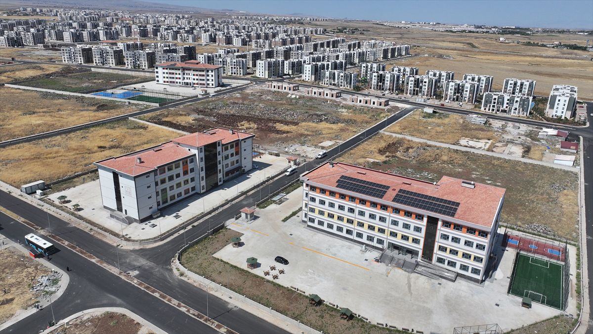 Diyarbakır'da deprem bölgesine 96 derslik daha