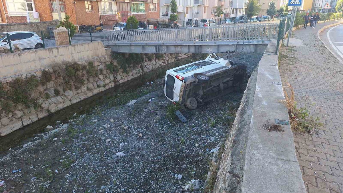 Diyaliz Hastalarını Taşıyan Minibüs Çaya Uçtu: 6 Yaralı