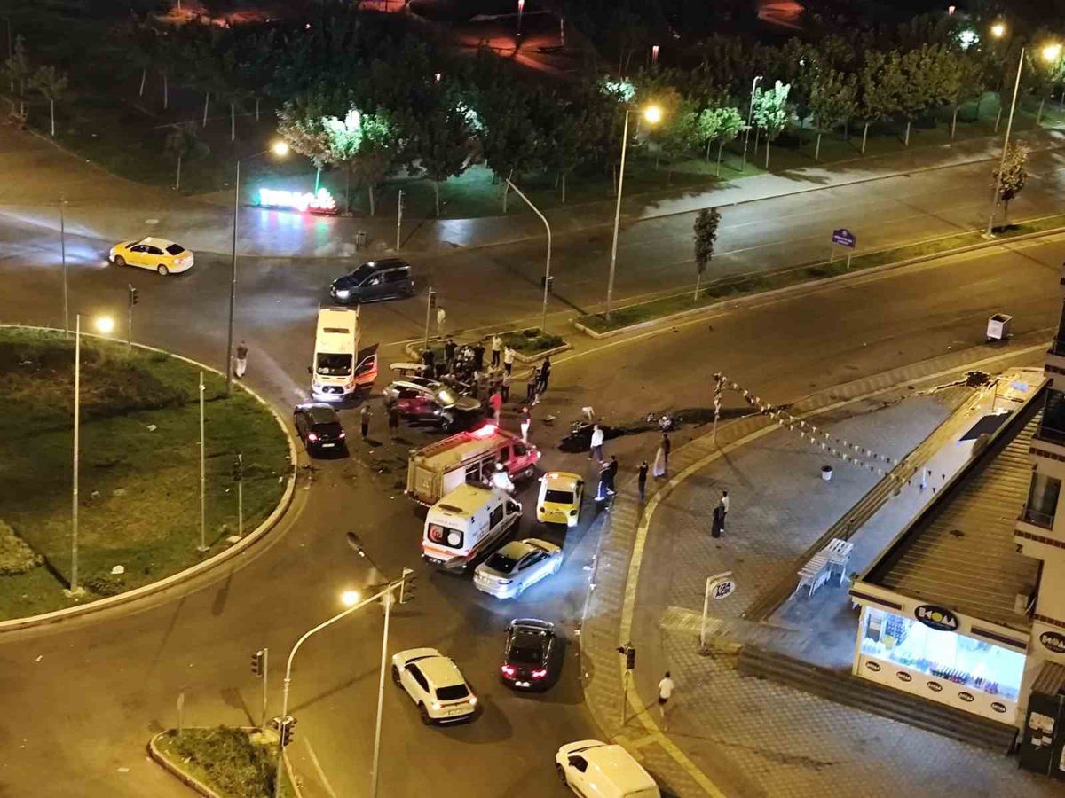 Diyarbakır'da Kontrolden Çıkan Araç Kaldırıma Çarptı: 1 Yaralı