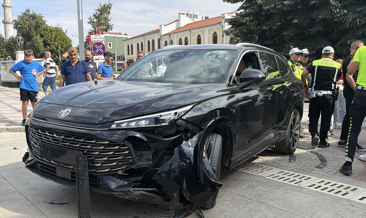 Edirne'de Yaya Yoluna Giren Otomobil Dubalara Çarptı