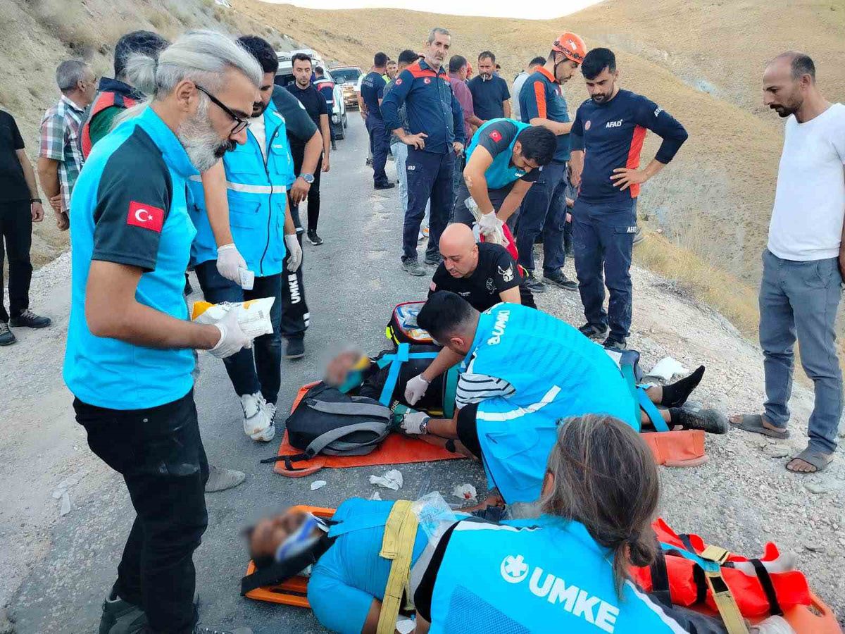 Keban'da Minibüs Uçuruma Yuvarlandı: 13 İşçi Yaralı