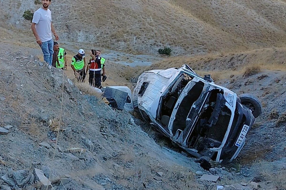 Elazığ’da minibüs uçuruma yuvarlandı: Yaralılar var