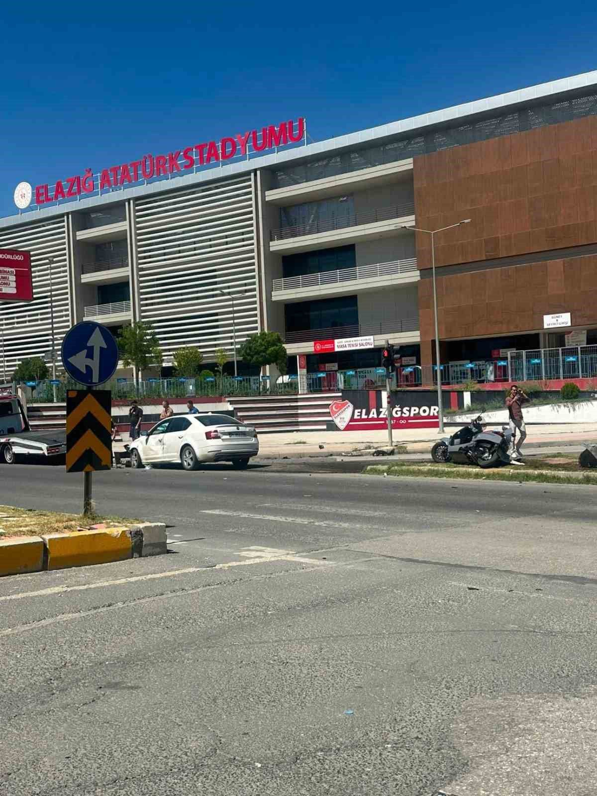 Elazığ'da Otomobil-Motosiklet Çarpışması: 3 Yaralı