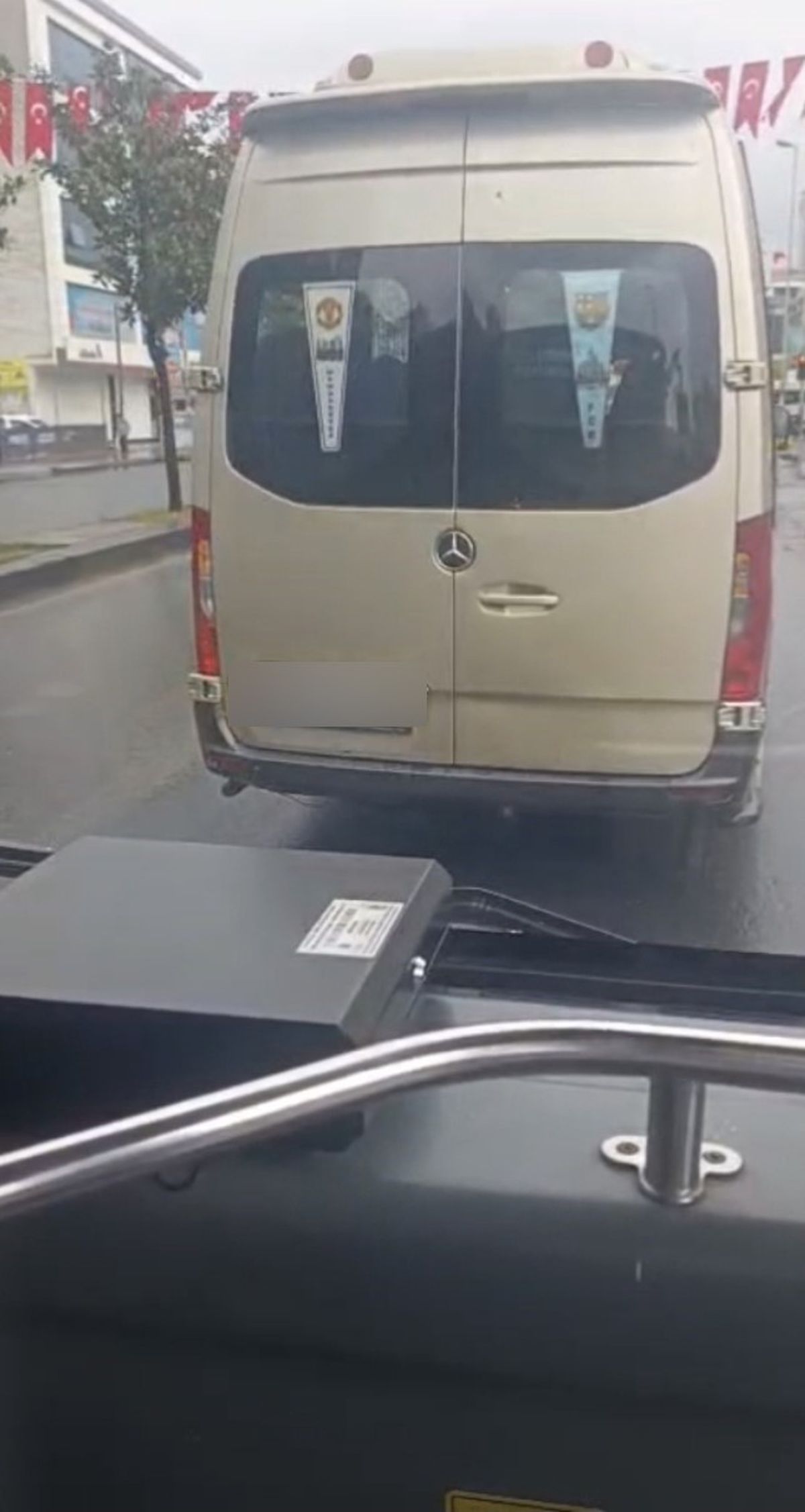 Esenyurt'ta Dolmuş Sürücüsünden İETT Otobüsüne Trafik Terörü