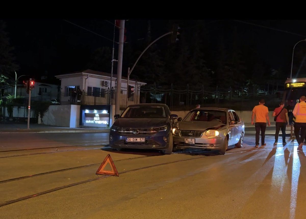 Eskişehir'de İki Otomobil Çarpıştı: 2 Yaralı